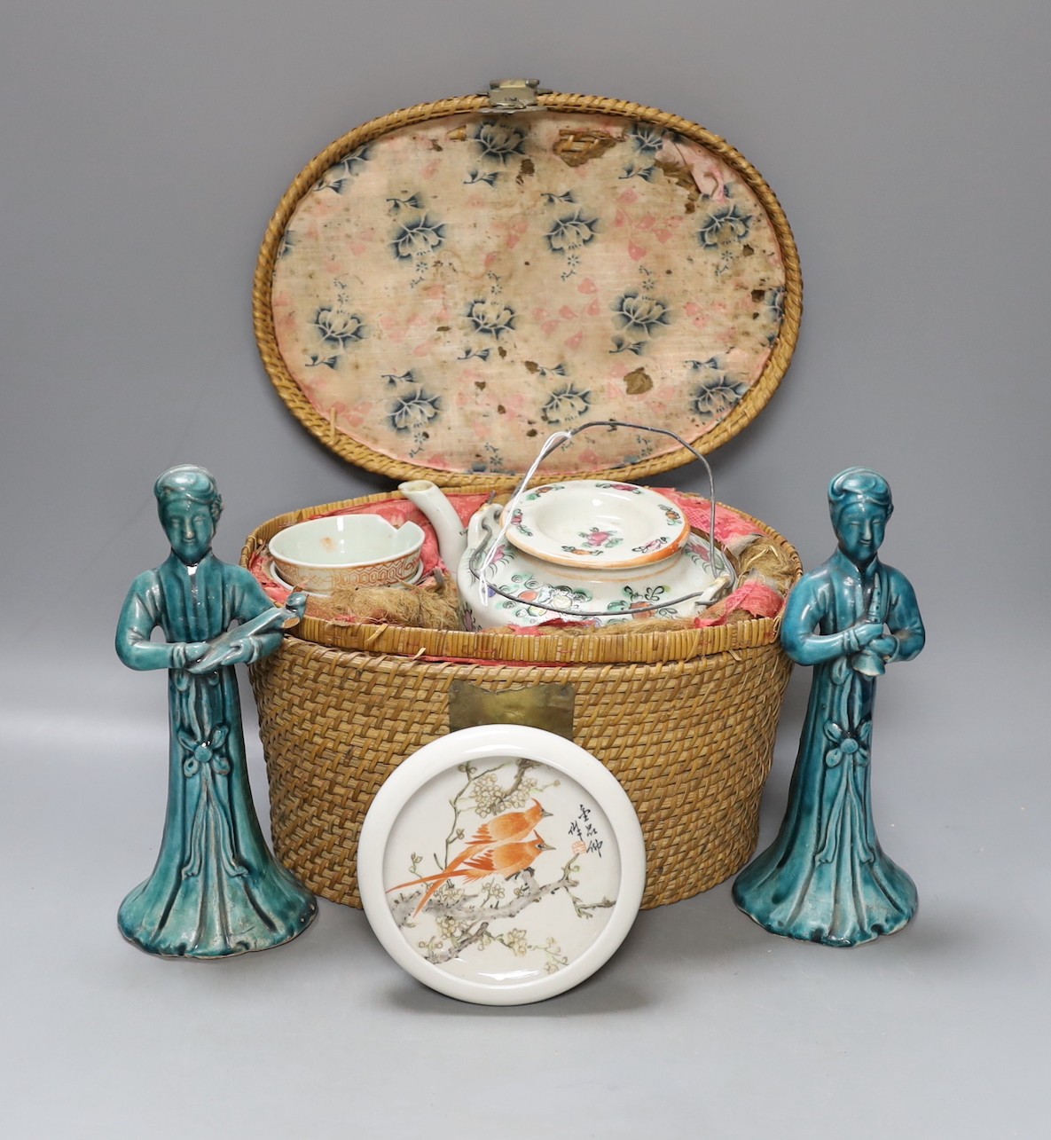 A Chinese teapot and two tea bowls in carrying basket, two Chinese blue figures, and a Chinese enamelled porcelain brush washer, 9.5cm diameter (5)
